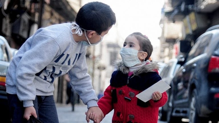 Niños con tapabocas. (Foto: Télam)