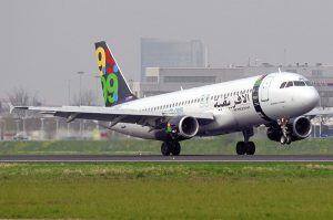 ***CORRECCIÓN PIE DE FOTO: ELIMINA FECHA EN PRIMER PÁRRAFO*** AMS01 ÁMSTERDAM (HOLANDA), 23/12/2016.- Fotografía de archivo sin fechar que muestra un avión de la compañía libia Afriqiyah Airways en el aeropuerto de Schiphol en Ámsterdam (Holanda). Un avió