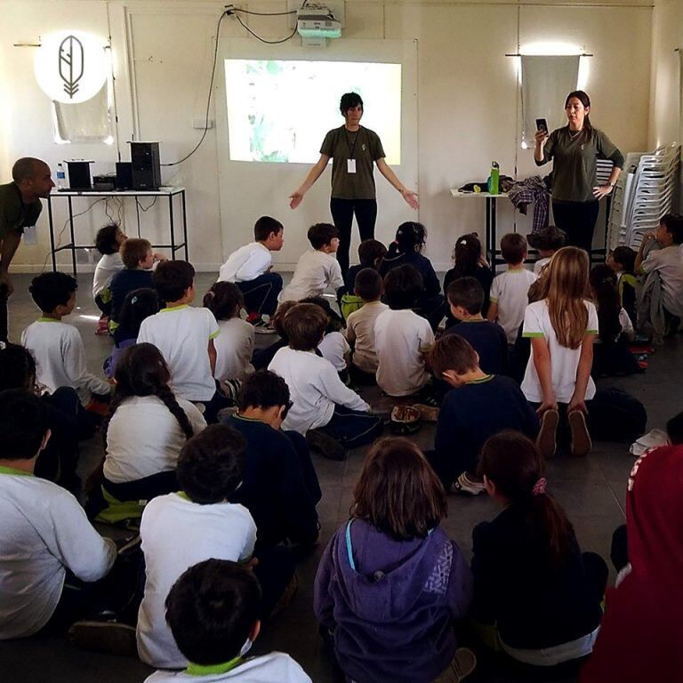 Fundación Mil Aves dio charlas sobre alimentación de aves en colegios.