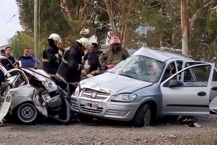 Impactante choque frontal en Las Heras de dos automóviles con personas muertas y heridas.