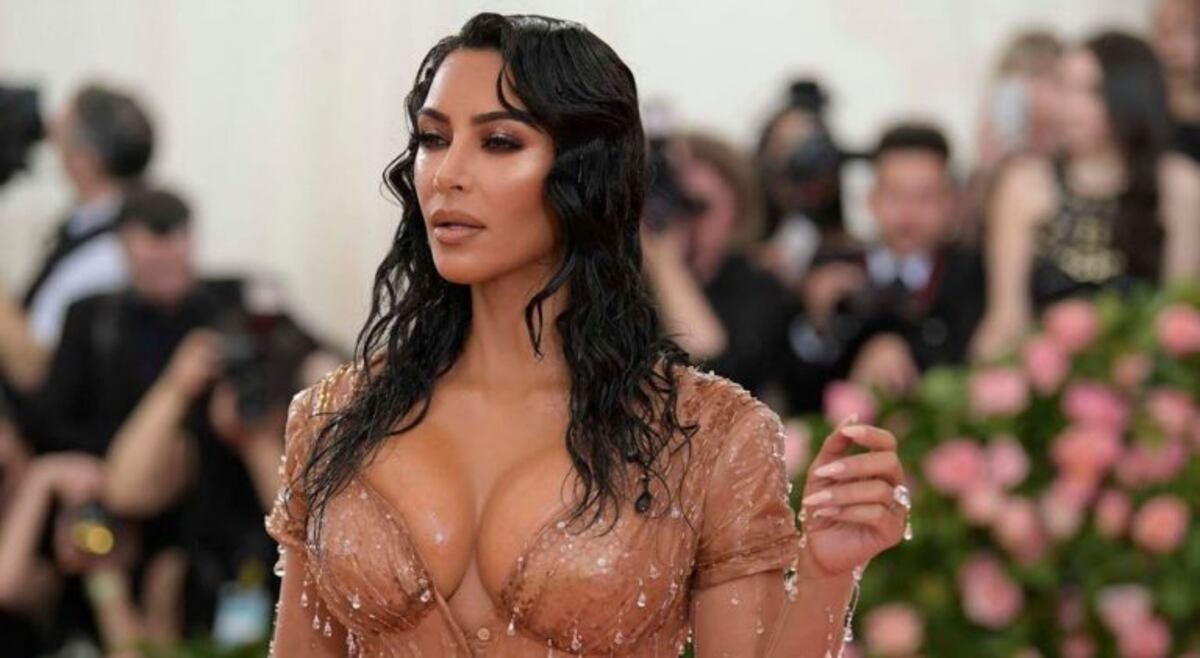Kim Kardashian presentó los últimos modelos de su línea de ropa interior reductora