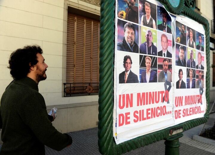 Una campaña anónima escracha a periodistas deportivos que cubren el Mundial en las calles de Buenos Aires. Foto: Juan Manuel Foglia