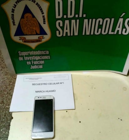 En el allanamiento se secuestró un teléfono, una moto y un casco.