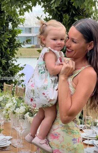 Madre e hija hicieron match con sus estampas floreadas, para el primer cumpleaños de Ana.