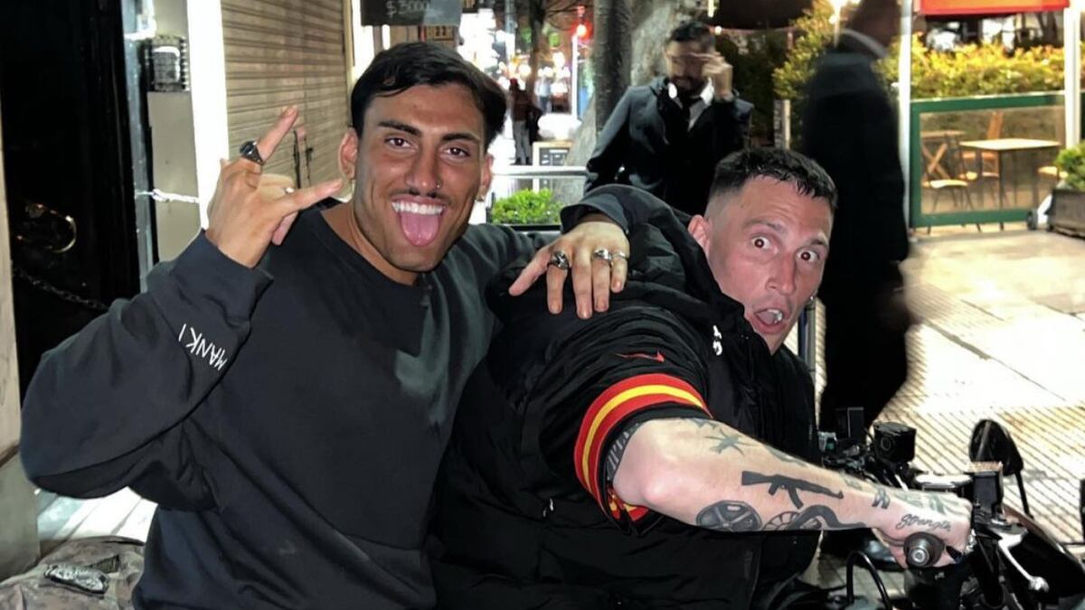 Tomás Holder disfrutó de la noche porteña y realizó un particular baile: “El eléctrico”