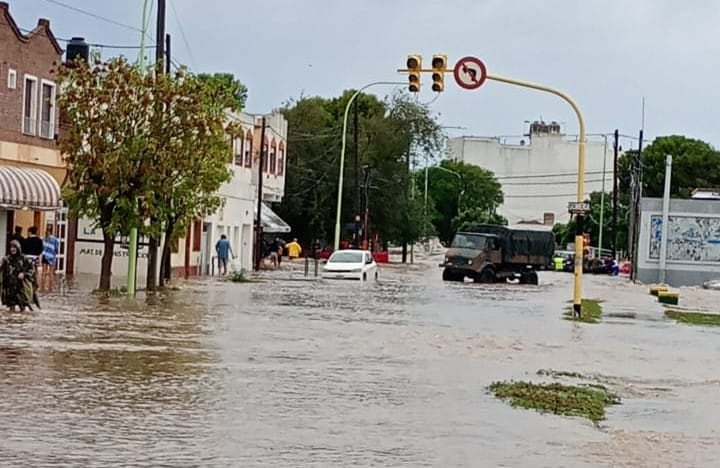 Ya son 10 los fallecidos en Bahía Blanca por el temporal y más de 1.300 los evacuados.