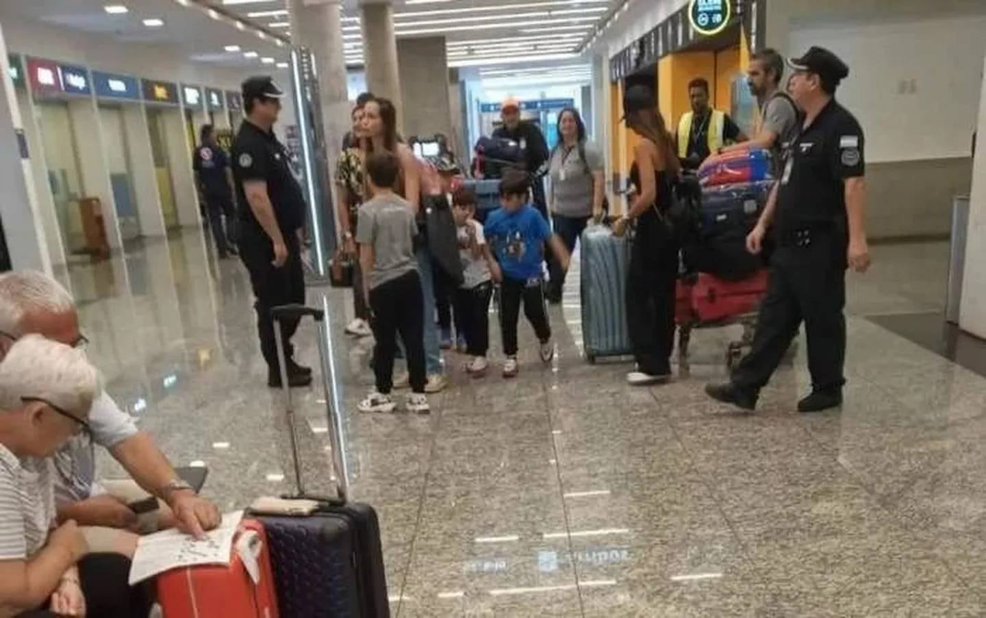 Antonela Roccuzzo llegó a Iguazú junto con sus hijos.