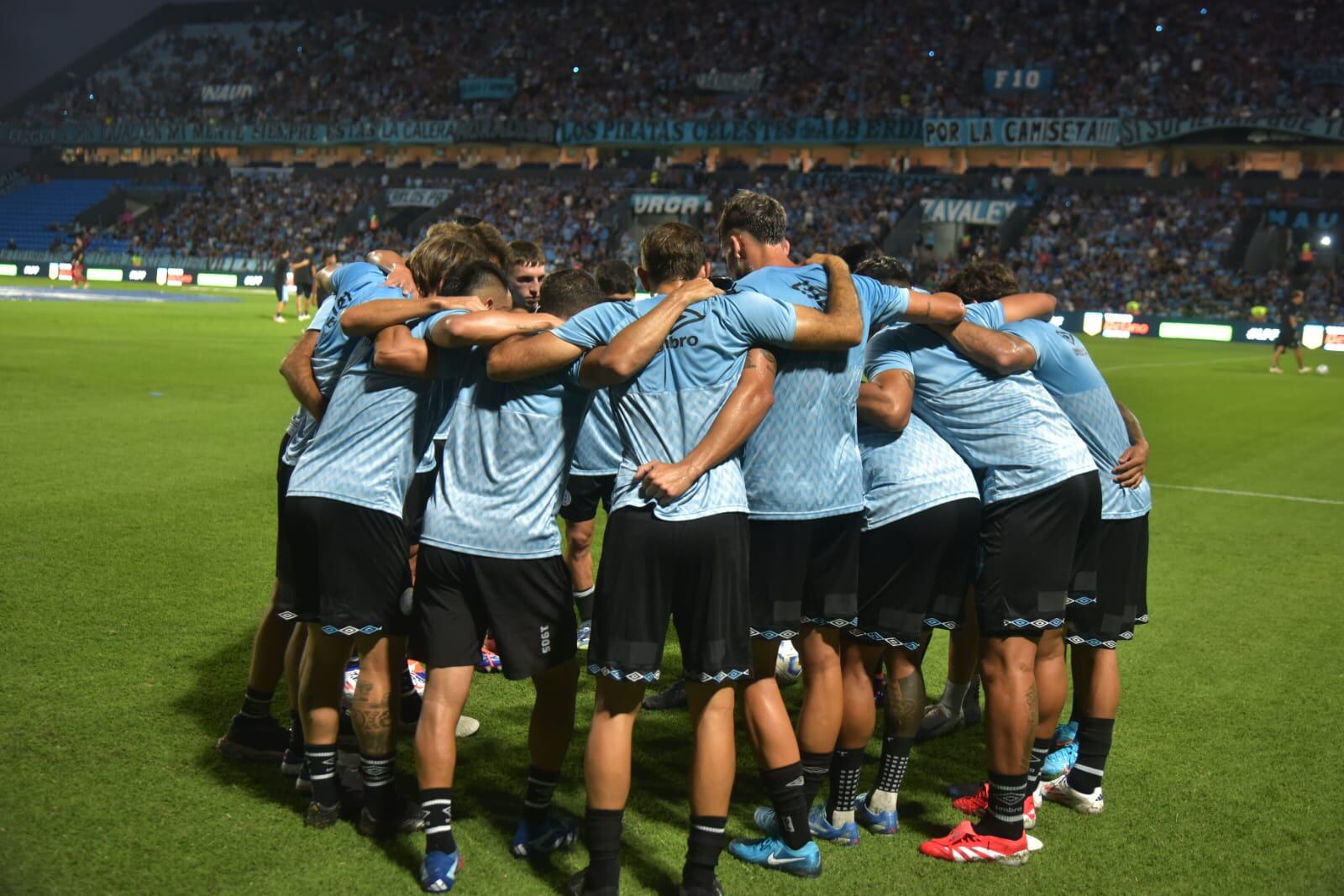 Los jugadores de Belgrano antes del partido con Huracán. (Facundo Luque / La Voz)