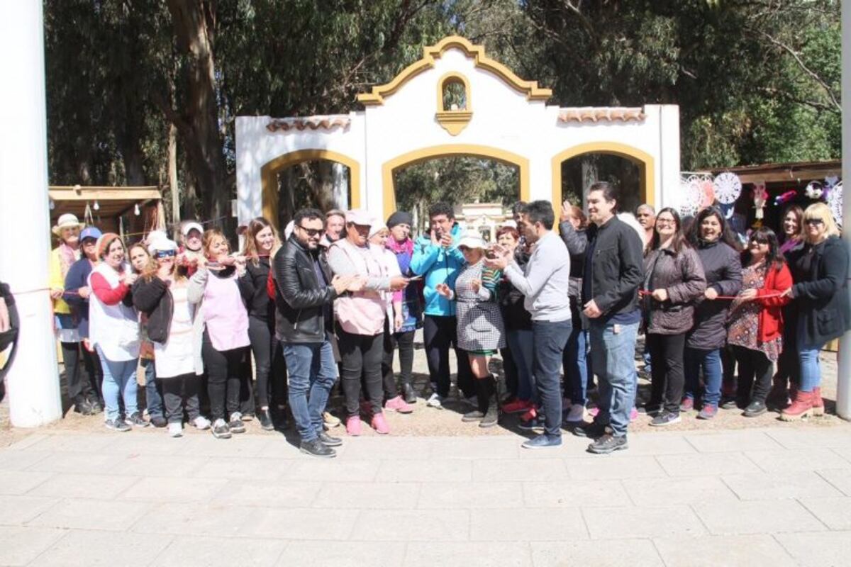 Los emprendedores y su felicidad por inaugurar las cabañas de madera