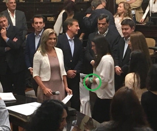 Natalia Vicencio también juró con el pañuelo de la campaña por el aborto legal