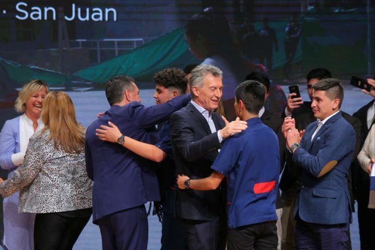 Los chicos recibieron las felicitaciones, en persona, del presidente Mauricio Macri.