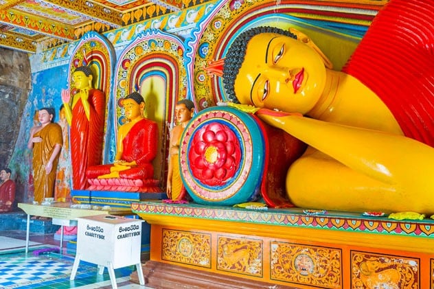 Estatuas de Buda en el templo Isurumuniya, Anuradhapura, Sri Lanka