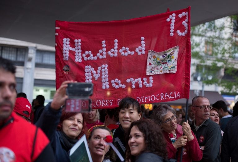 Seguidores del candidato presidencial del Partido de los Trabajadores (PT), Haddad, asisten a un acto de campaña. (DPA)