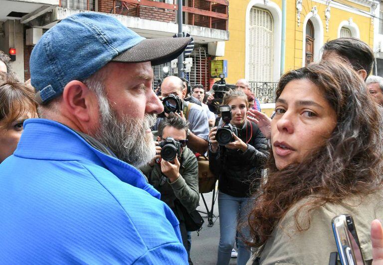 Sergio Maldonado (izq.), hermano de Santiago, y su esposa Andrea Antico.