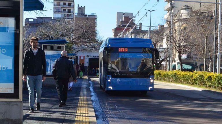 Estación de colectivos urbanos en la Plaza Sarmiento de Rosario. (@munirosario)