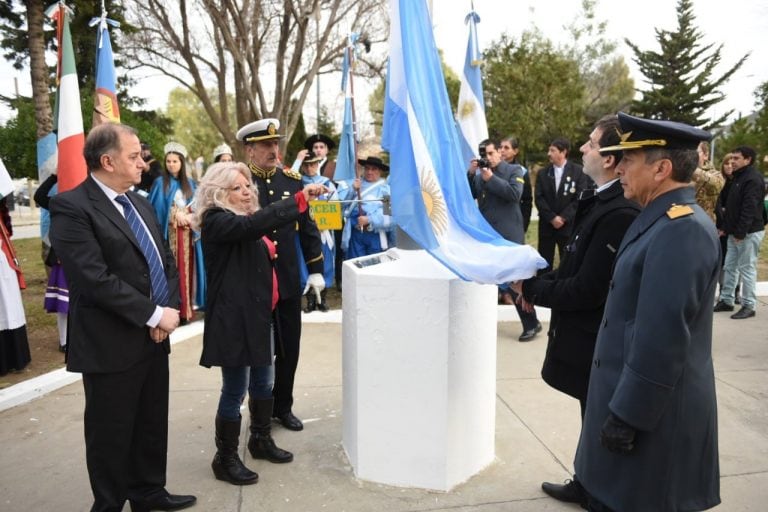 Como parte de la ceremonia se izó el Pabellón nacional