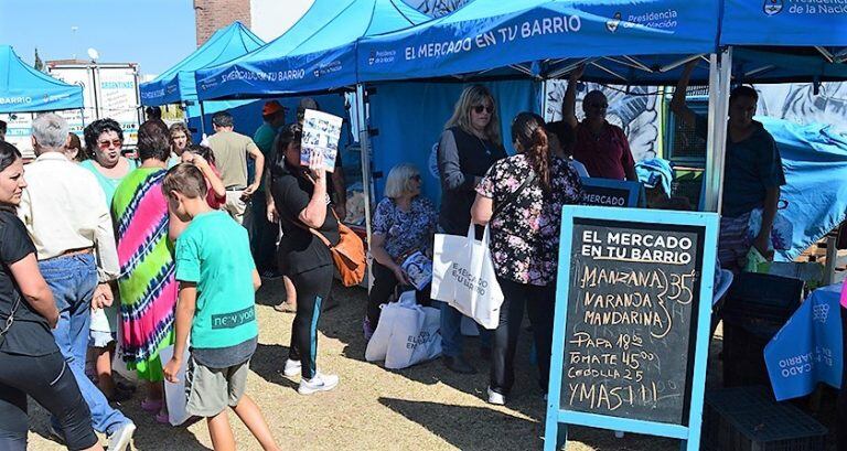 Los puestos del programa "El Mercado en tu Barrio" (Municipalidad de Santa Rosa)