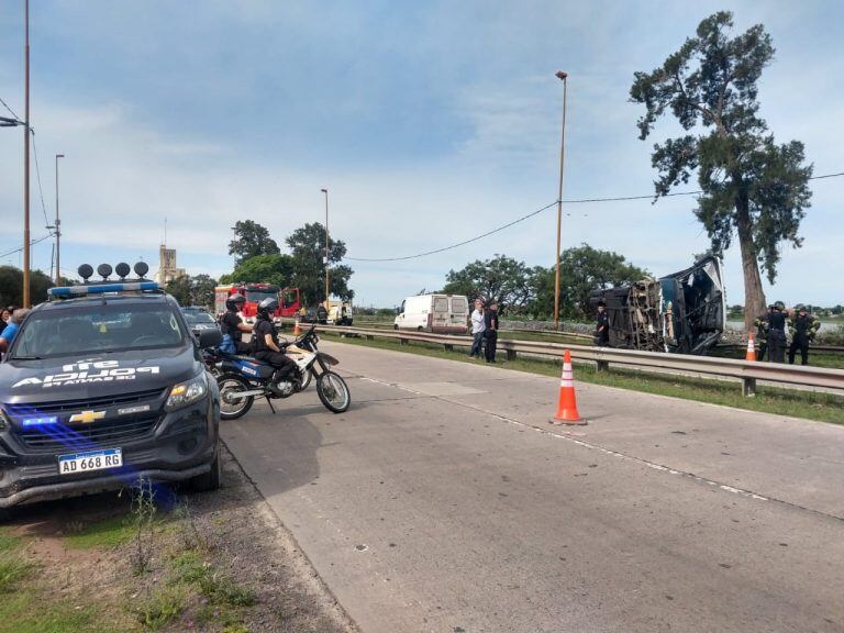 El colectivo Tata Rápido habría despistado por una mancha de aceite