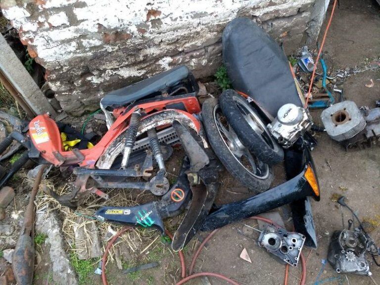 Motocicletas desarmadas encontradas en el lugar allanado por la Policia