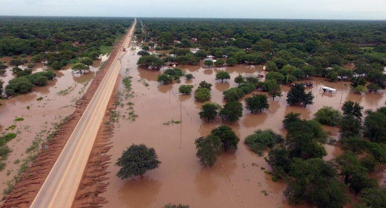 SAL101. SALTA (ARGENTINA), 05/02/2018. Fotografía cedida por la Cruz Roja Santa Victoria Este que muestra las inundaciones este domingo, 4 de febrero de 2018, en la provincia norteña de Salta (Argentina). El proceso de evacuación que afecta a miles de personas en Salta continuará con toda probabilidad una semana más debido a las fuertes lluvias que provocaron una crecida anormal del río Pilcomayo, informaron a Efe desde Cruz Roja. EFE/Cortesía Cruz Roja Santa Victoria Este/SOLO USO EDITORIAL/NO VENTAS
 salta Santa Victoria  inundaciones en salta por desborde de rio pilcomayo clima lluvias inundaciones