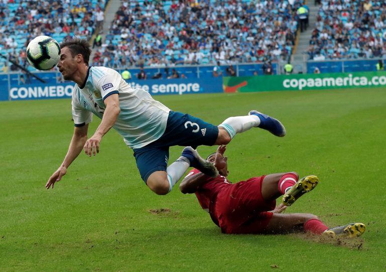 Nicolás Taglilafico vuela en una de sus tantas proyecciones.