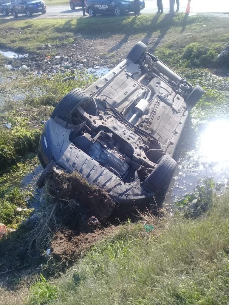 Una móvil policial cayó en una zanja durante una persecución en zona noroeste. (Twitter)