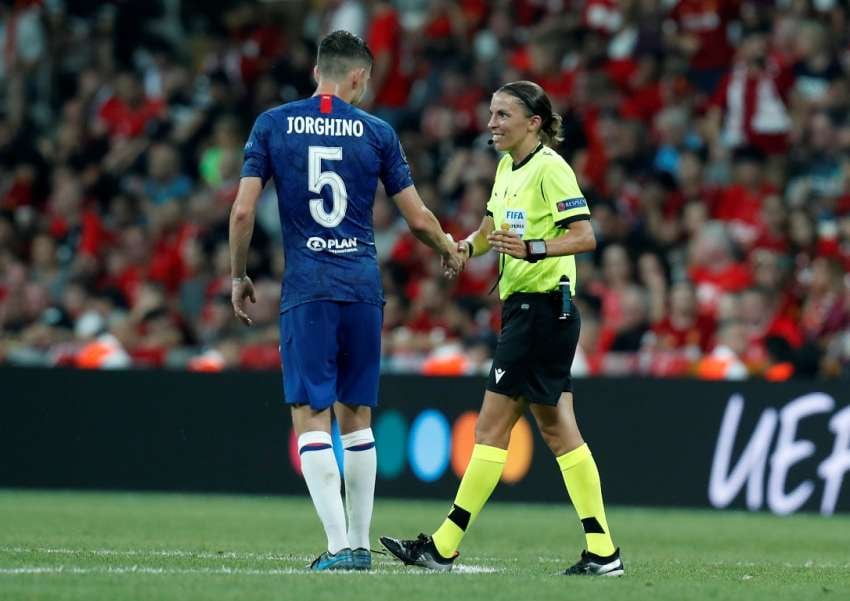 Por primera vez en la historia del fútbol, una mujer será jueza principal en el Mundial masculino.