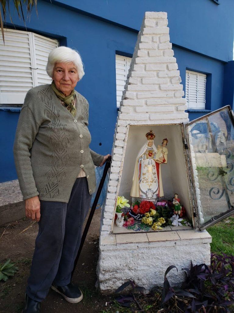 La señora restauró la Virgen de la Comisaría de Villa Allende para cumplir una promesa.