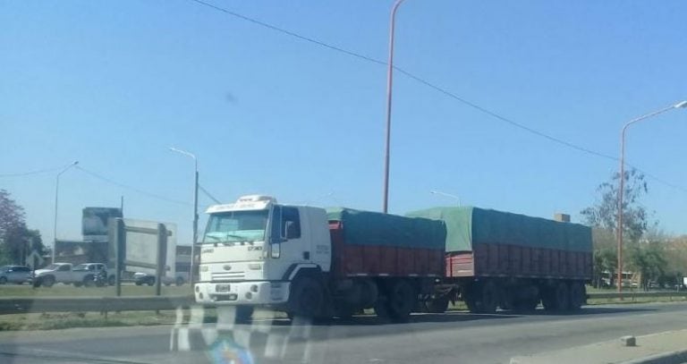 El camión contra el cual chocó la motociclista que perdió ambas piernas de manera traumática.