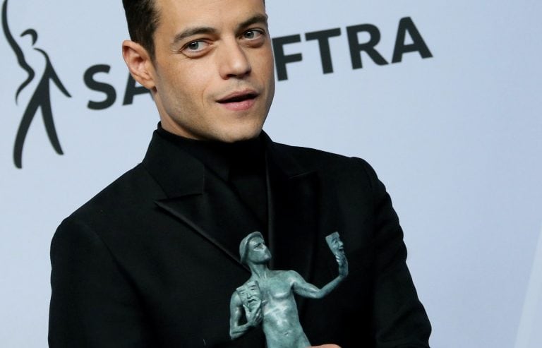 Rami Malek recibe su premio SAG a mejor actor por su interpretación de Freddie Mercury en Bohemian Rhapsody (Foto: Jean-Baptiste LACROIX / AFP)