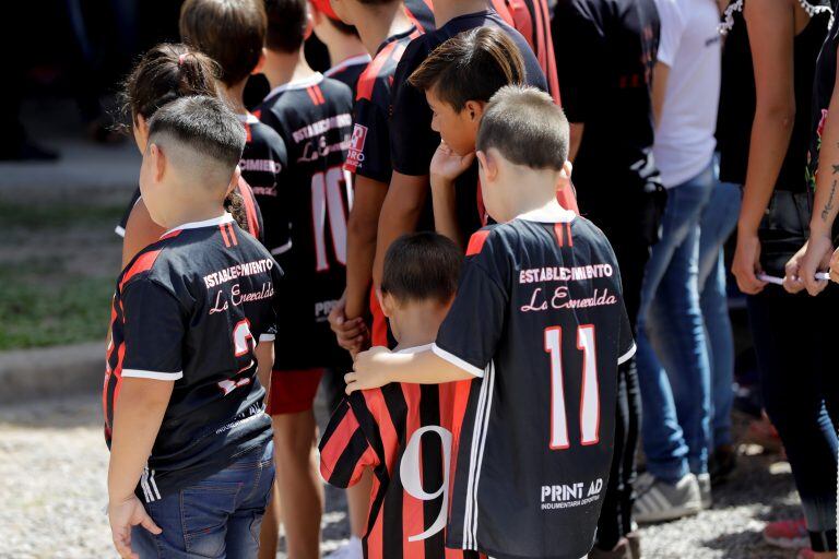 Los chicos del pueblo de Emiliano, en el últimp adiós. (AP Photo/Natacha Pisarenko)