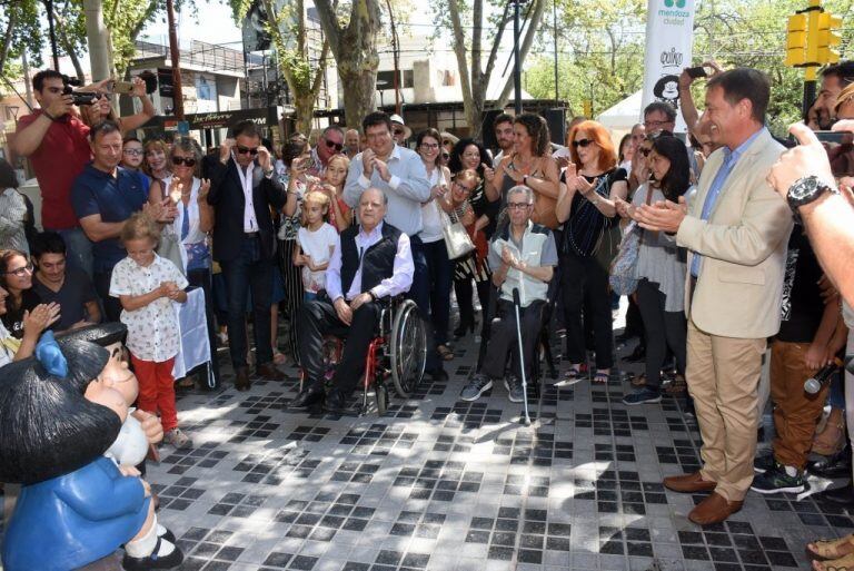 Quino inauguró estatuas en Mendoza.