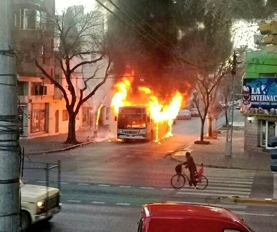 Transeúntes y vecinos tomaron fotografías de lo que ocurría.