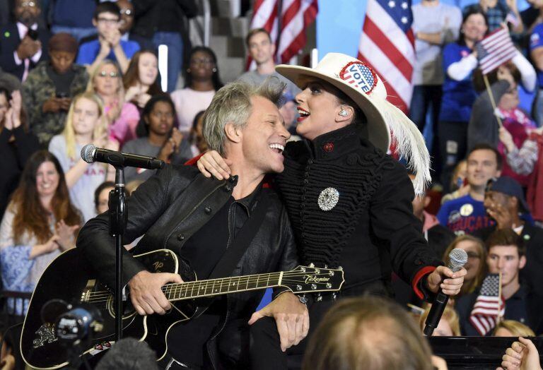 CPX19 RALEIGH (ESTADOS UNIDOS) 08/11/2016.- El cantante Jon Bon Jovi (i) y la cantante Lady Gaga (d) actúan durante el cierre de campaña de la candidata Demócrata a la Presidencia, Hillary Clinton, en la Universidad de Carolina del Norte en Raleigh (Estados Unidos) en la madrugada de hoy, 8 de noviembre de 2016. Los principales candidatos a la Casa Blanca, la demócrata Hillary Clinton y el republicano Donald Trump, cerraron hoy, ya entrada la madrugada, sus campañas con actos en Carolina del Norte y Michigan, respectivamente, tras una maratoniana jornada en la que trataron de arañar hasta el último voto. Estos actos fueron convocados a última hora por las dos campañas ante la igualdad que reflejaron las encuestas en la recta final de la contienda, ya que tanto Clinton como Trump participaron antes en los que fueron sus mítines oficiales de fin de campaña. EFE/Caitlin Penna