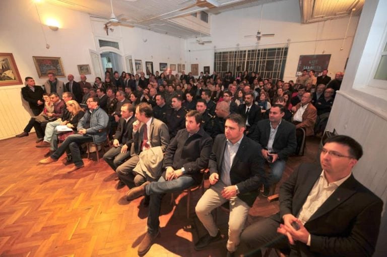 Funcionarios locales, provinciales y público
Crédito: Prensa Gobierno ER