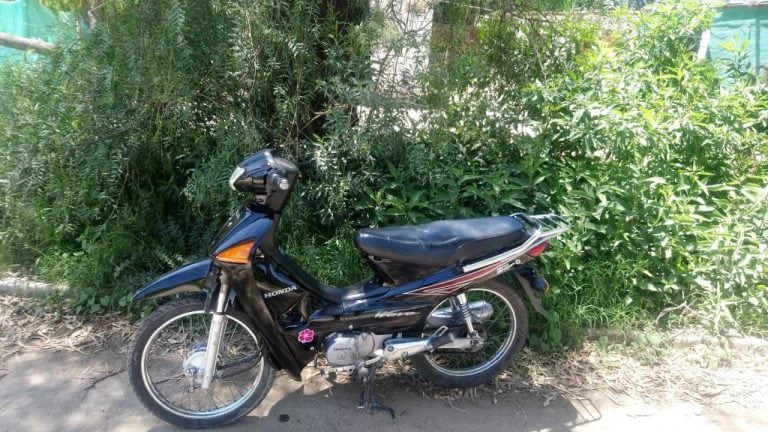 Motocicleta Honda Wave en la que circulaba una joven de 22 años.