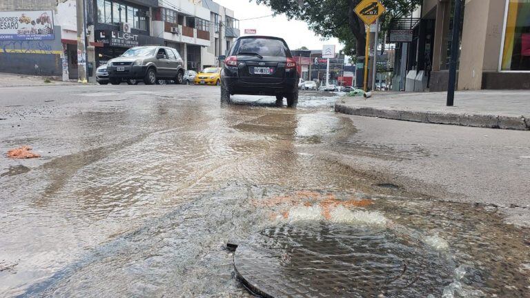 Los desbordes cloacales en Córdoba este viernes se multiplican en varias partes.