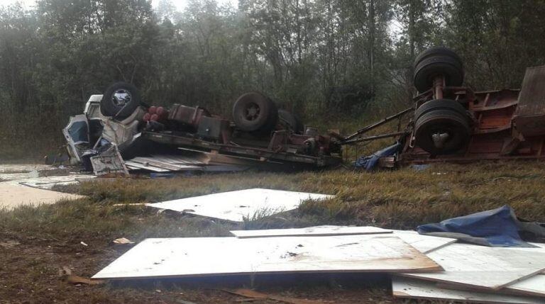 Un camión volcó sobre la Ruta 12. (Foto: Misiones Online)