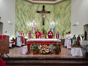 Misa en la fiesta patronal de Apóstoles presidida por el obispo Juan Rubén Martínez.