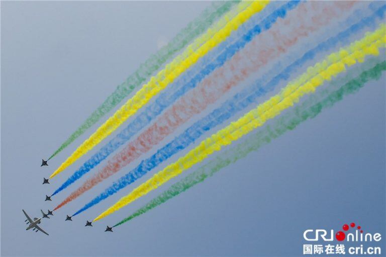 Los aviones dieron un espectáculo de colores en el cielo.