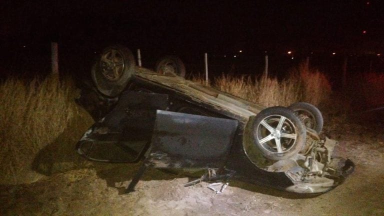 Autos volcado en Arroyito