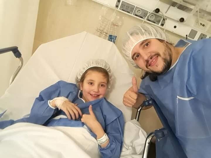 Abigail antes de ingresar al quirófano para el trasplante en el Hospital Italiano. Fue el viernes pasado. La acompaña su papá Ramiro. (Gentileza Familia)