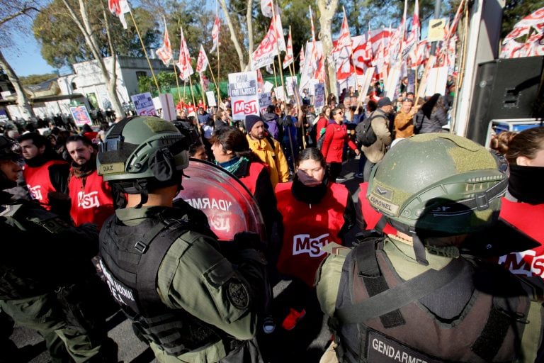 Policías apostados frente a manifestantes que protestan contra la celebración de la cumbre de ministros de Finanzas y presidentes de bancos centrales (DPA)