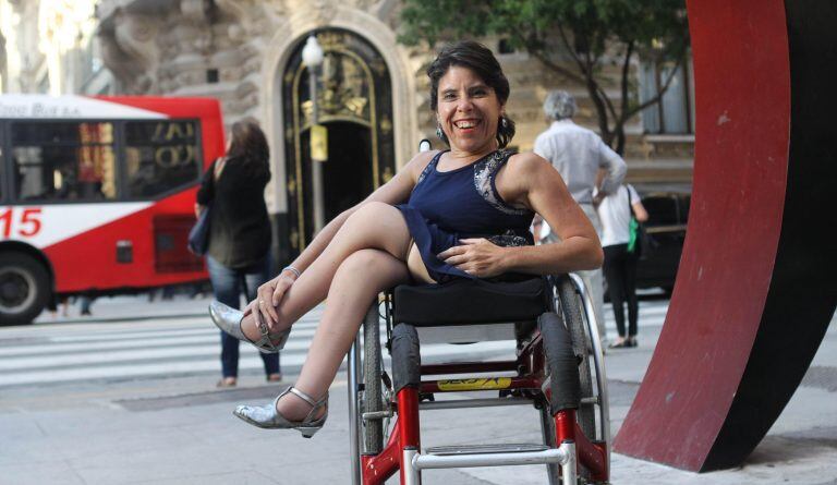 La artista Brenda Holtz posa tras bailar tango en el centro de la ciudad de Buenos Aires (Foto: EFE/María Paula Rodríguez)