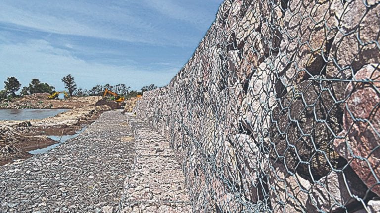 Grandes murallones de piedra contienen el río. (Gentileza Municipalidad de La Carlota)