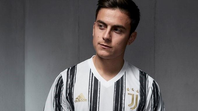 Dybala con la nueva casaca de la "Juve"