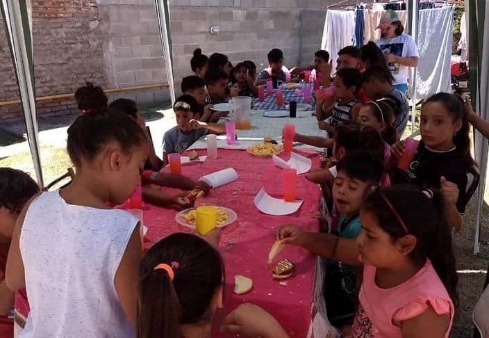 Corazones Solidarios le regalaron un almuerzo de domingo a sus chicos