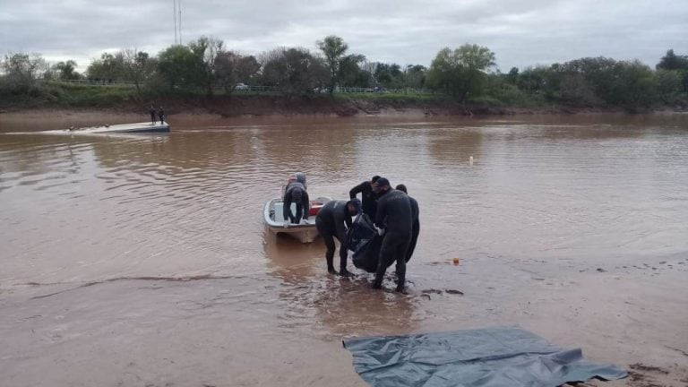 Lograron sacar del agua el cuerpo del conductor del camión que cayó al Bermejo