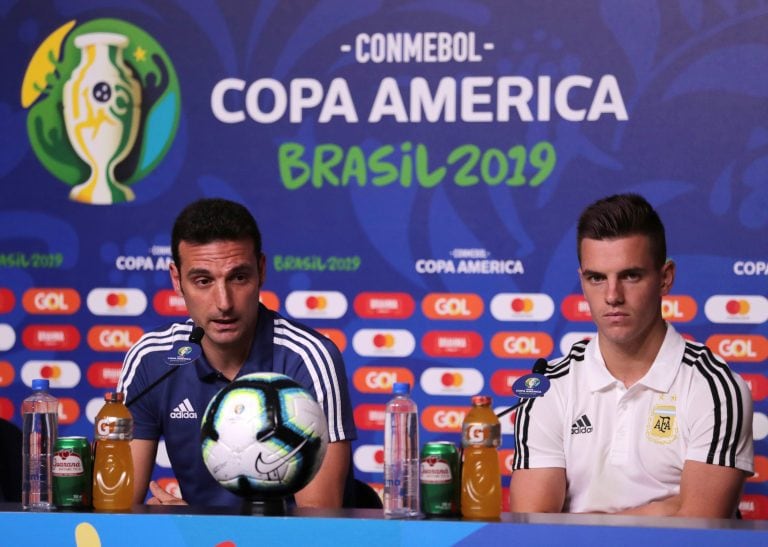 Lionel Scaloni y Giovani Lo Celso respondiendo las preguntas de la prensa. Foto: AP/Silvia Izquierdo.