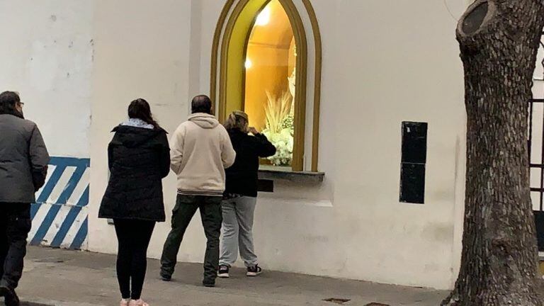 En Rosario la iglesia de San Cayetano amaneció cerrada y los fieles le rinden culto al santo patrono del trabajo desde la vereda. (@gbelluati)